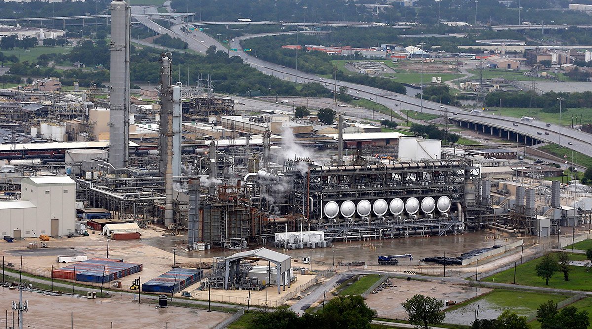 westernxpressca's tweet photo. Hurricane Harvey affecting more global oil flow https://t.co/m5TRX4h2Na #globaltransportthursday  #hurricaneharvey #texasunite #refineries https://t.co/swkbcqB7iX