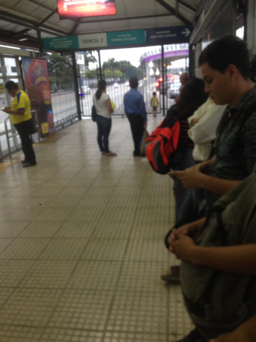 30 min en espera al alimentador Juan Tanca en parada Aguirre Abad <a href="/testigomovil/">Testigo Móvil</a> <a href="/metroviagye/">Sistema Metrovía</a> #graciasporlademora