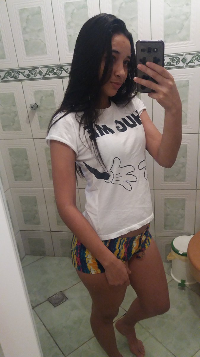 MilenaC08680310's tweet photo. Ignorem meu pé descalço, aquele lindo vaso atrás e meus quilinhos a mais 😂😂 #quantotempott https://t.co/sclDJkj2OZ