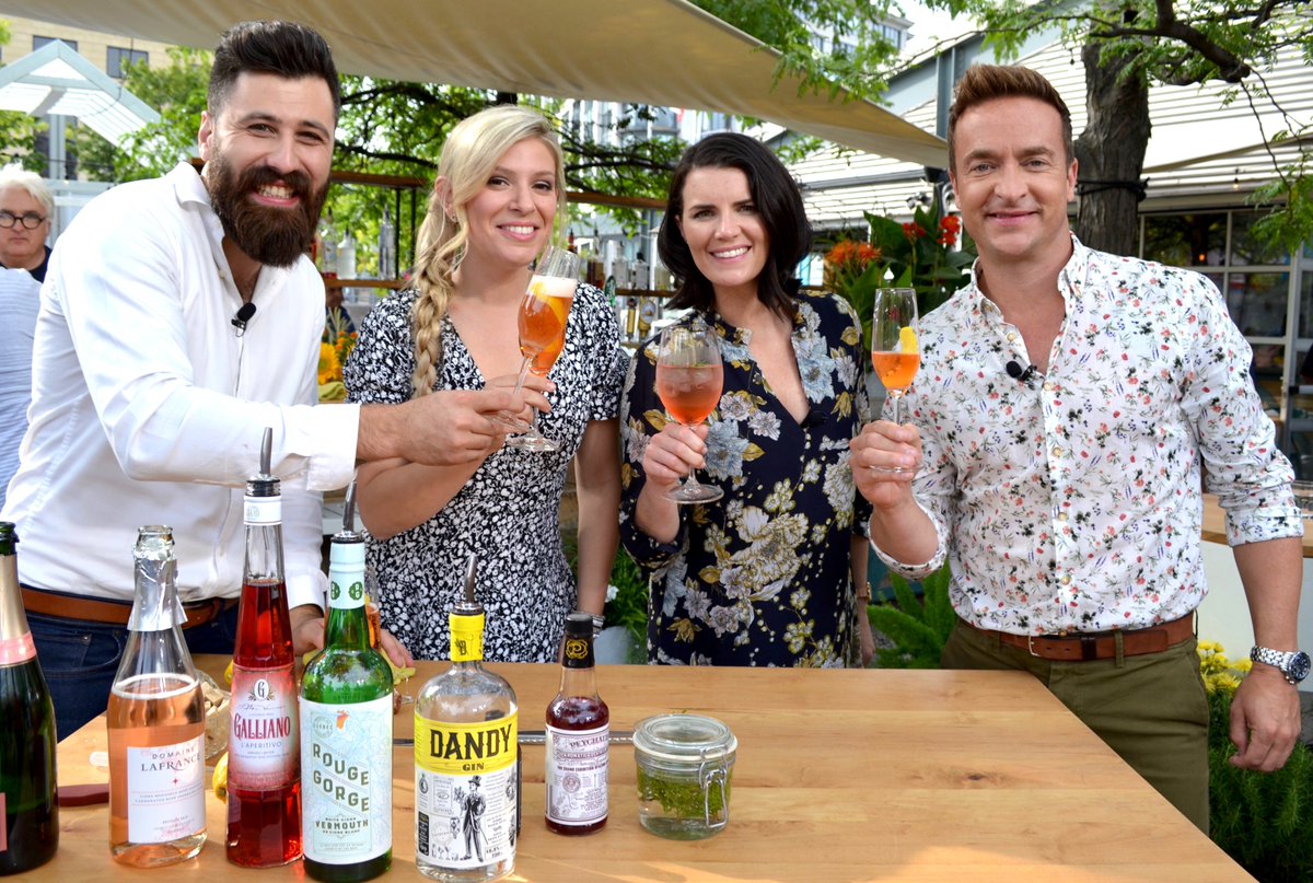 Recettes de cocktails pétillants? Y'en a 2 sur notre site, juste ici : bit.ly/2wqLWFw <a href="/amwithenshaw/">Anne-MarieWithenshaw</a> <a href="/MarioTessier_/">@marioTessier</a> <a href="/JanvierME/">Marie-Eve Janvier</a>