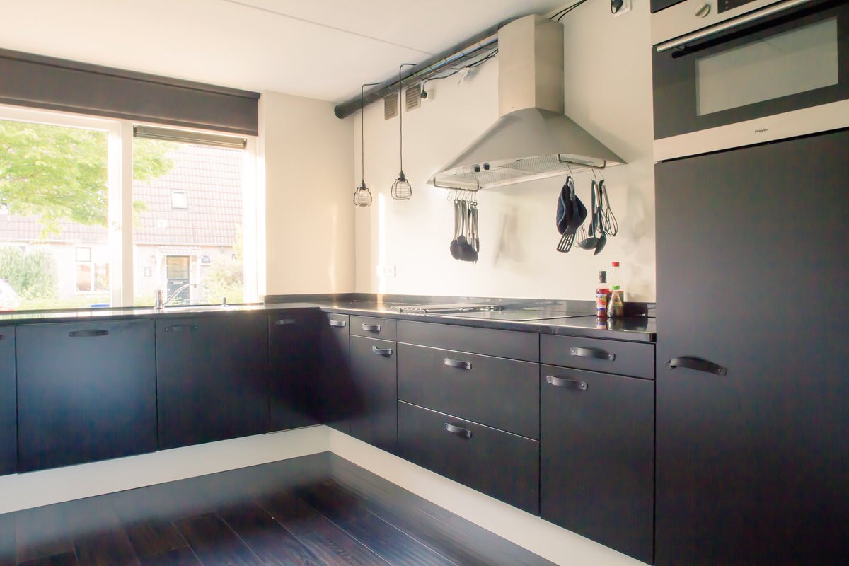 RuudvandeWier's tweet photo. Zwarte keuken, mooi #wonen in 'tgooi #eemnes #laren #naarden #bussum #wonenbijamsterdam #funda 
https://t.co/qWtIZullEe https://t.co/gMdffbiQdL
