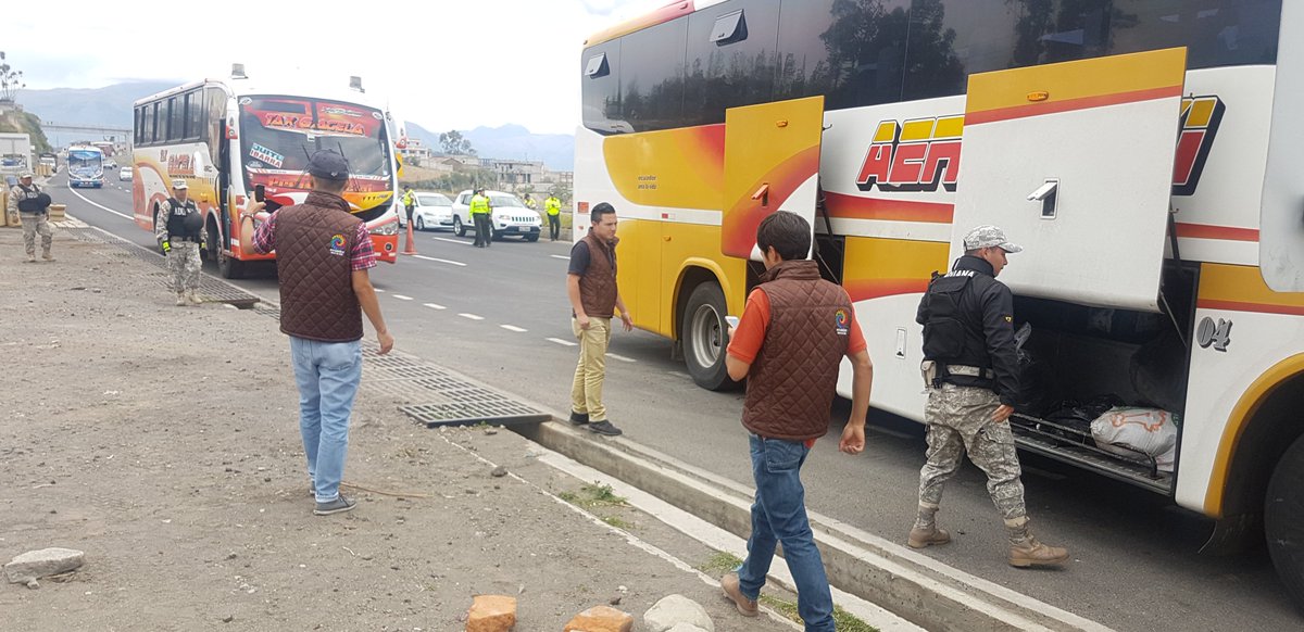 Andres_Salas87's tweet photo. En #SanRafael #Otavalo realizamos operativo #Pionero en conjunto con instituciones de control para precautelar seguridad vial y ciudadana. https://t.co/J3QHAaXNFC