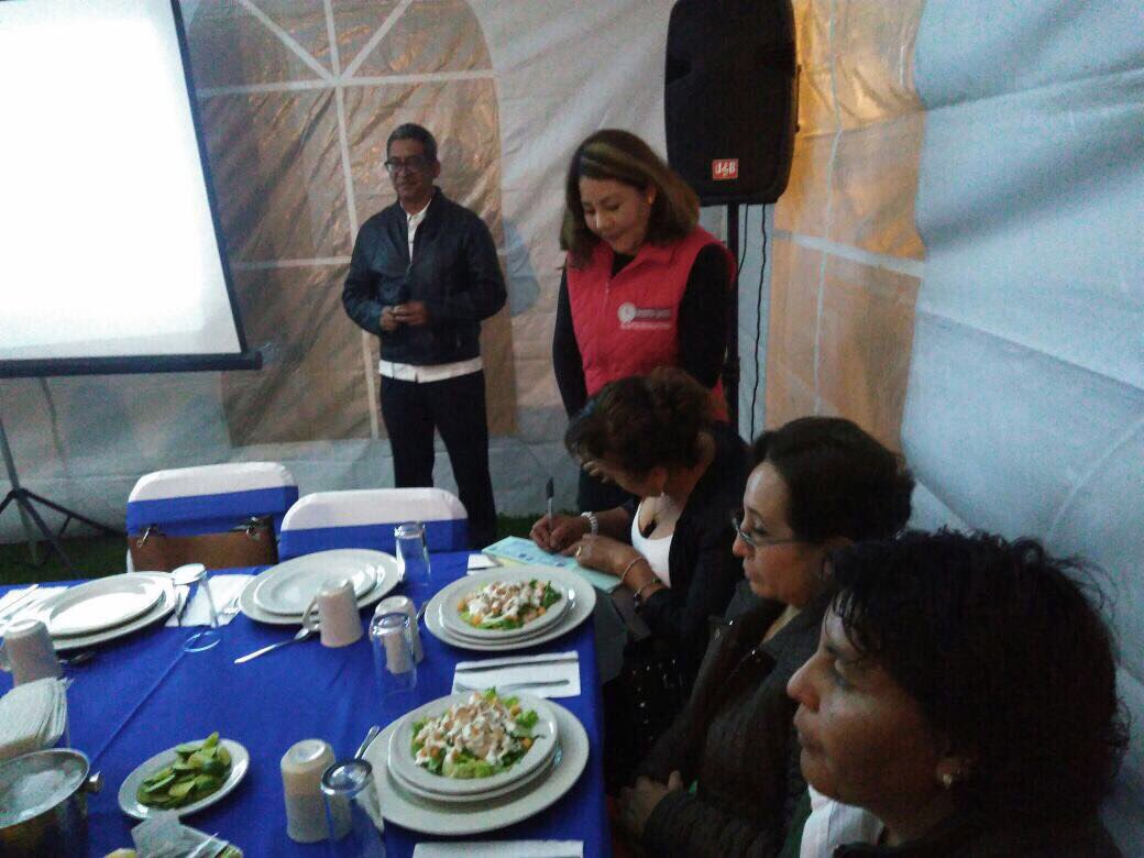 RobertoSC2018's tweet photo. Entregue #ApoyoEconómico para la remodelación del piso de la Iglesia de #Atlatongo en #Teotihuacan. Un gusto apoyar sus proyectos! https://t.co/dZbz2hjIIX