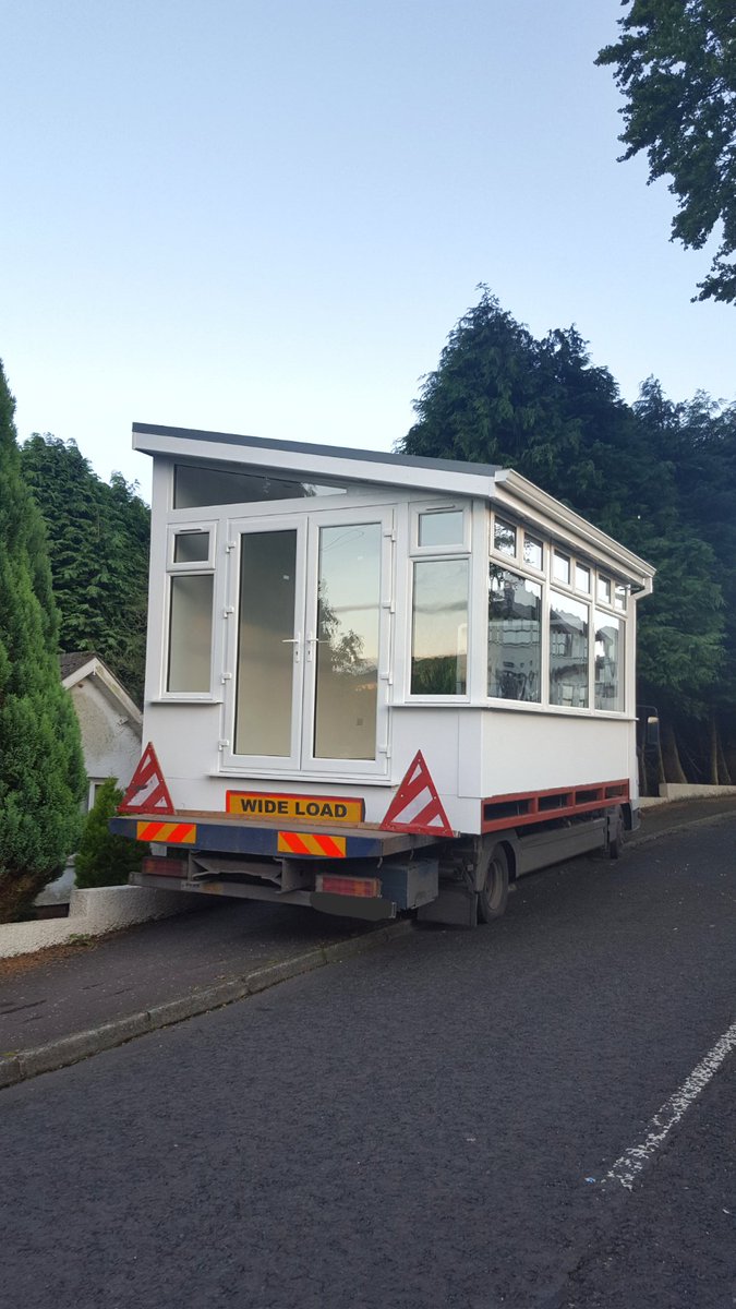 JacobsonModular's tweet image. 3x4.5m Lean to  sunroom, craned into place in under 8 minutes. #belfasthour #northernireland #standingseam #belfast