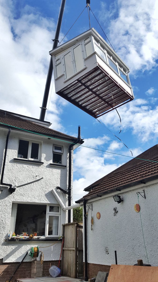 JacobsonModular's tweet image. 3x4.5m Lean to  sunroom, craned into place in under 8 minutes. #belfasthour #northernireland #standingseam #belfast