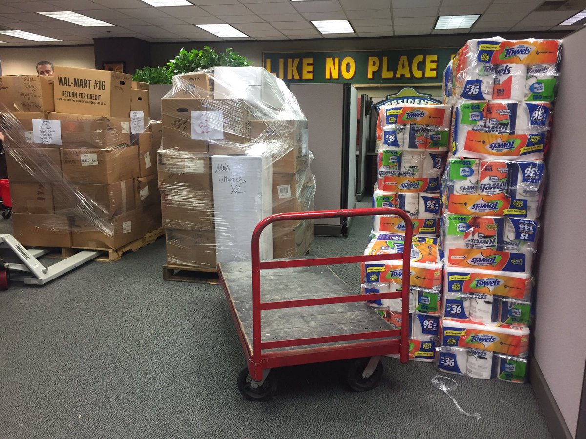 ChilisJobs's tweet photo. Chili's Headquarters is PACKED full of #ChilisLove! So ready to support our Team Members impacted by Harvey. #ChilisStrong ❤️ https://t.co/yQPTciVzm5