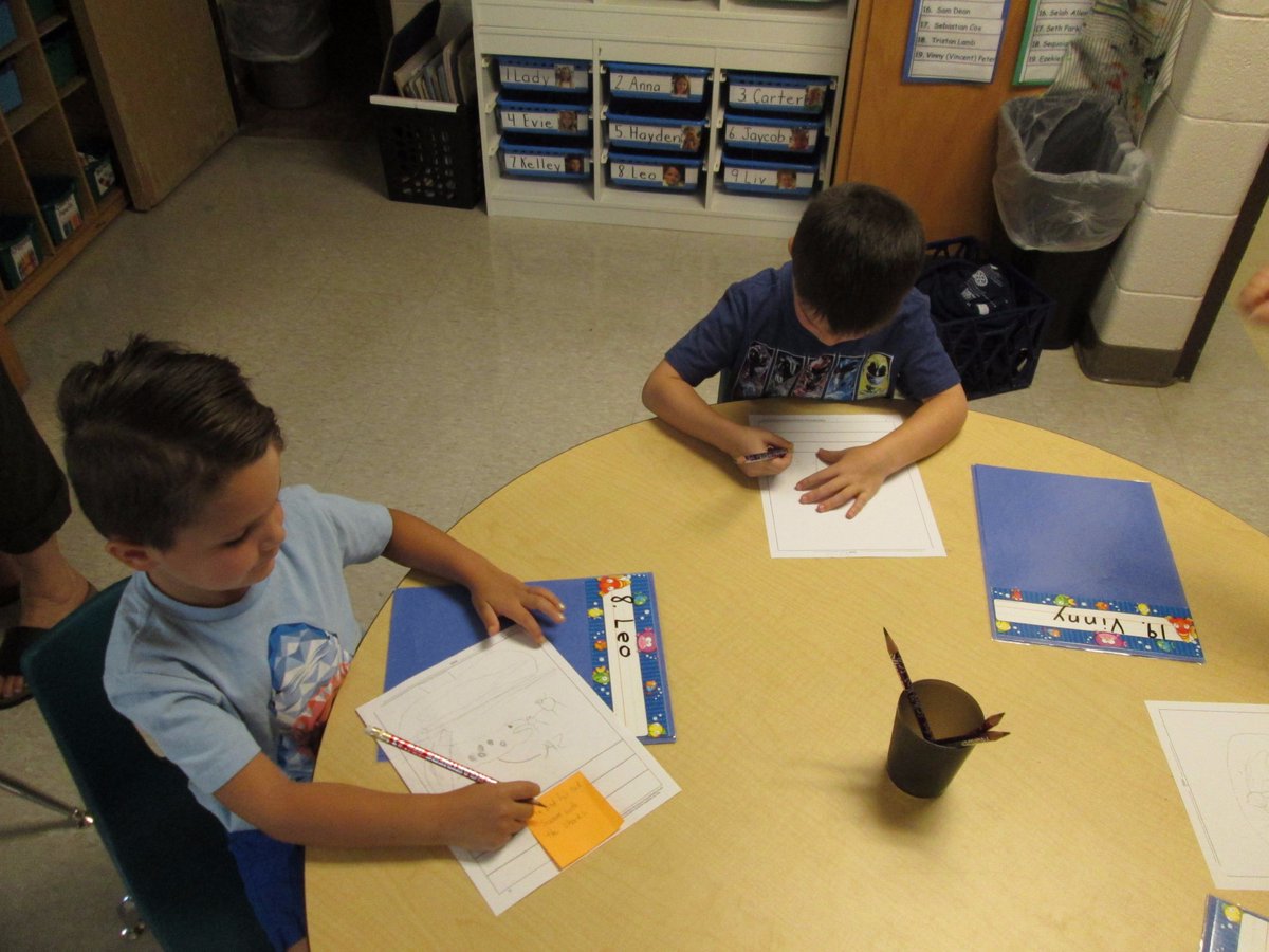 AKinderPlace's tweet photo. Writer's Workshop is off and running! #amkindergarten #pmkindergarten #kindergartenwritersworkshop https://t.co/zjdtehQAHu