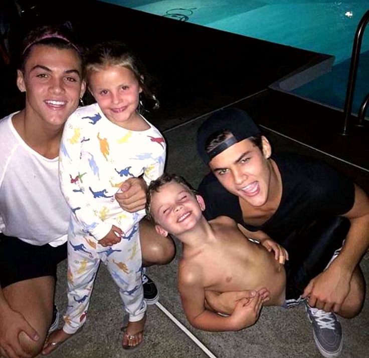 GraysonDolanFun's tweet photo. if this isn't a daddy material i don't know what is 😻 https://t.co/OrP8GxDbs2
