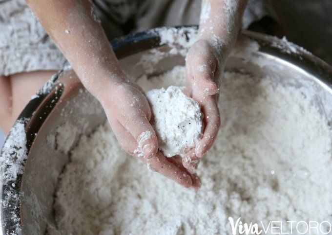 TreasureBoxKids's tweet photo. Want to learn how to make #play #snow for your #kids at home? Read @vivaveltoro's article here: https://t.co/eh9C8LXnvr https://t.co/yXdDqSQoFt