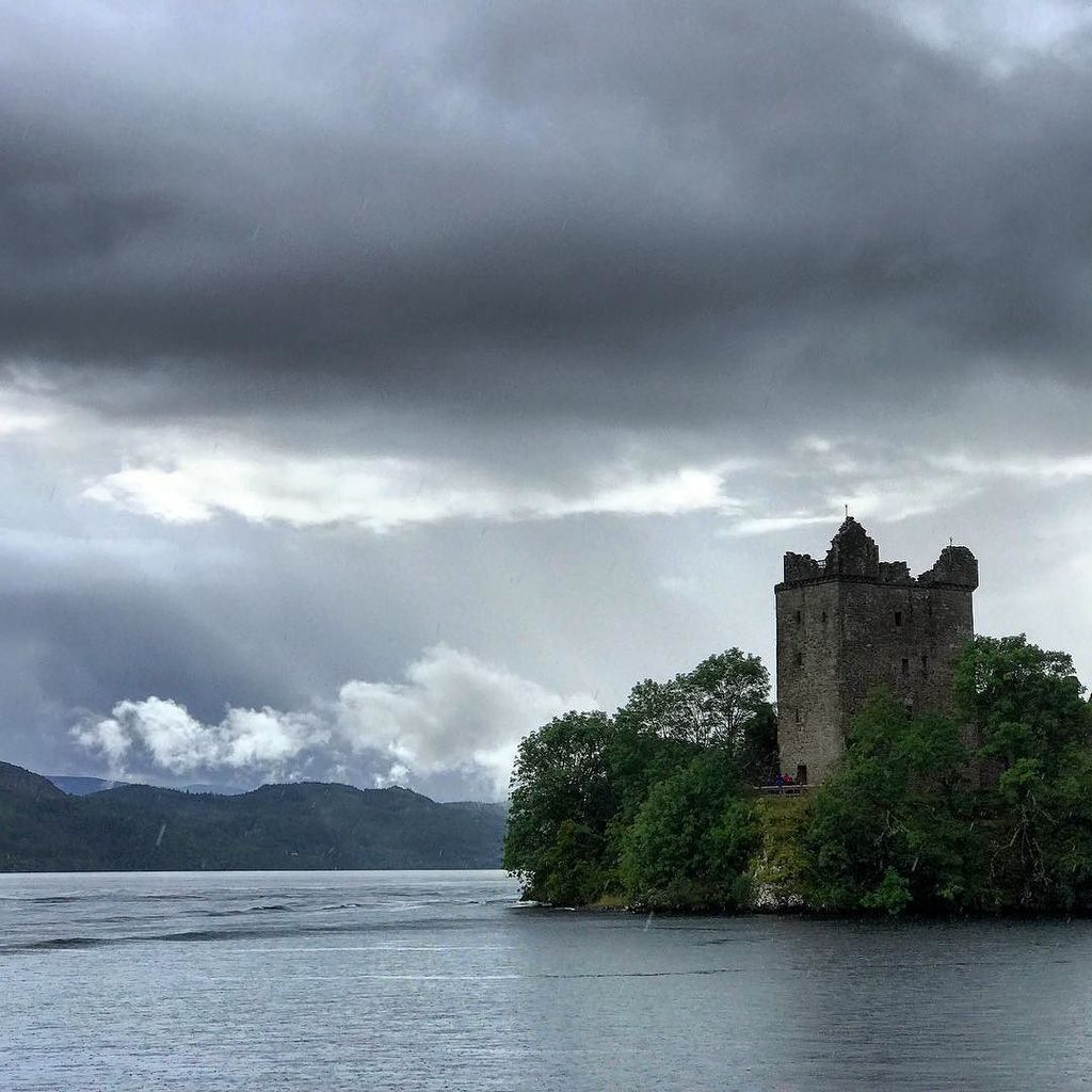 Urquhart Castle #scotland #roadtrip #castle #urquhartcastleruins #lochness #photography #iphone7plus #BellusPhoto.… ift.tt/2gszSQp
