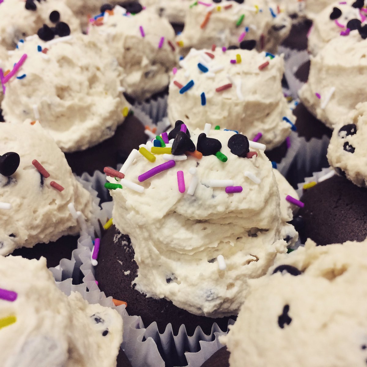 Matcha swirl, and cookie dough cupcakes <a href="/124GrandMarket/">Grand Markets Edmonton</a> from 4-8 tonight, #yeg! #yegvegan #itsfuckingvegan