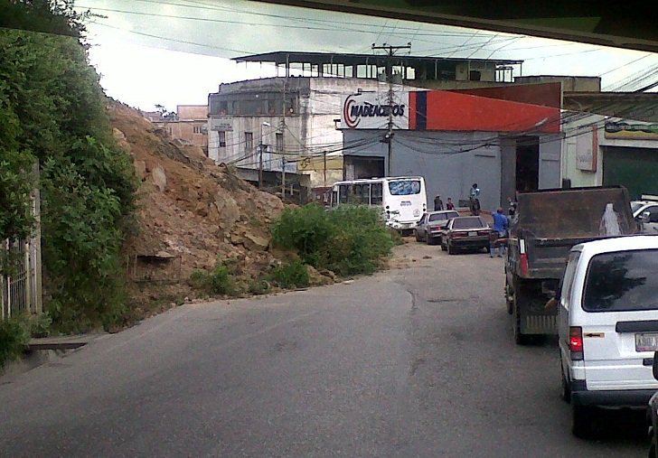 PCivil_Ve's tweet photo. #ALERTA | Carretera del Junquito se encuentra afectada en estos momentos por las fuertes lluvias, #PC en el lugar #Precaución #31Ago https://t.co/8VlYQnOYSw