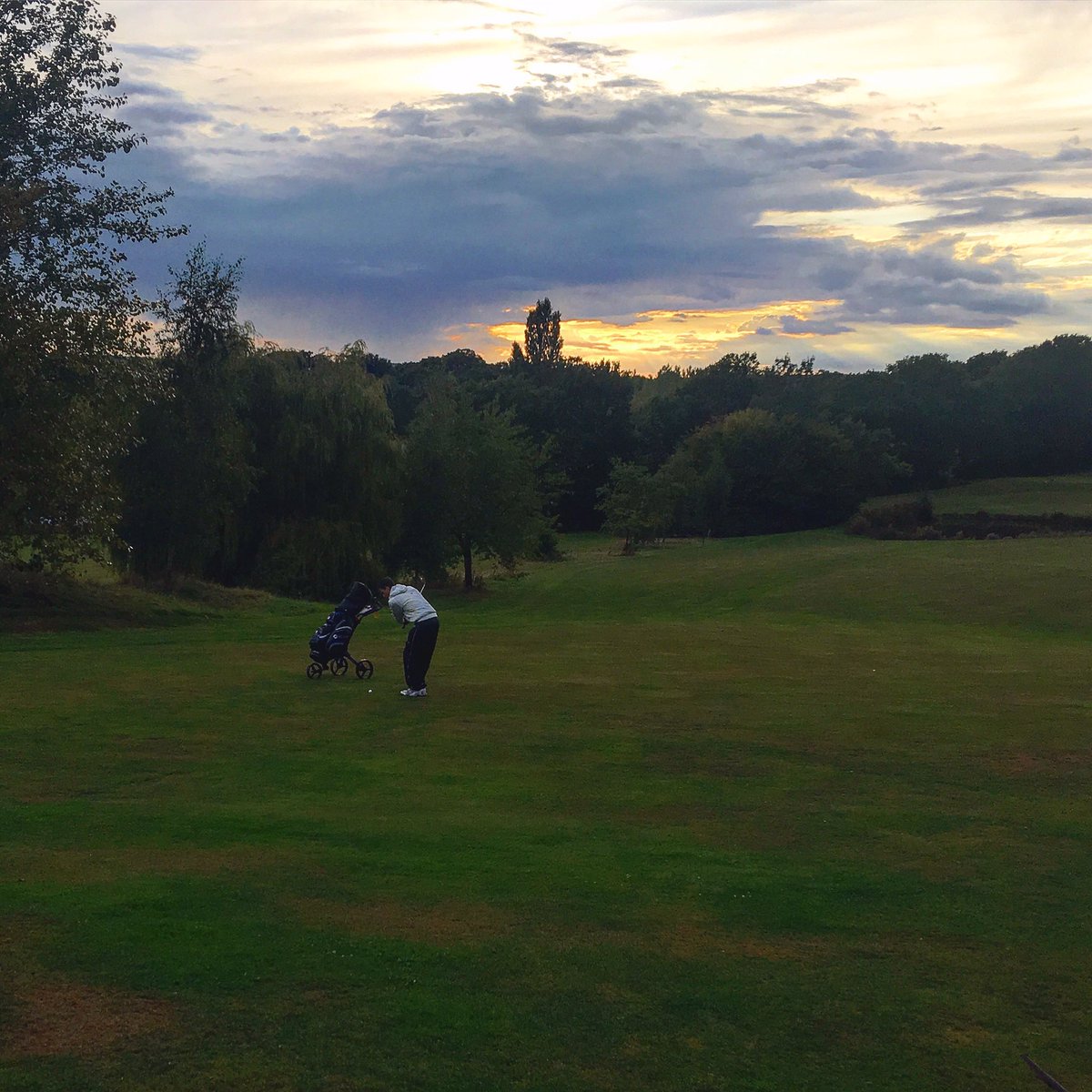 Miles_gkeeper's tweet photo. Good golf with the brother in law and perfect burger thank you! @LondonBeachGolf shame about the rain. #rain #golf #needalesson #golfislife https://t.co/9P5mbKV4xp