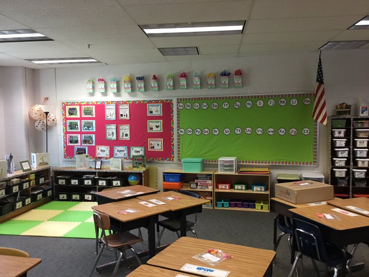 MsMacJack's tweet photo. A new year in a new room with new students only means one thing...new memories! #openhouse #sillyinsecond #phesbulldogs https://t.co/vt2rVrPGhZ