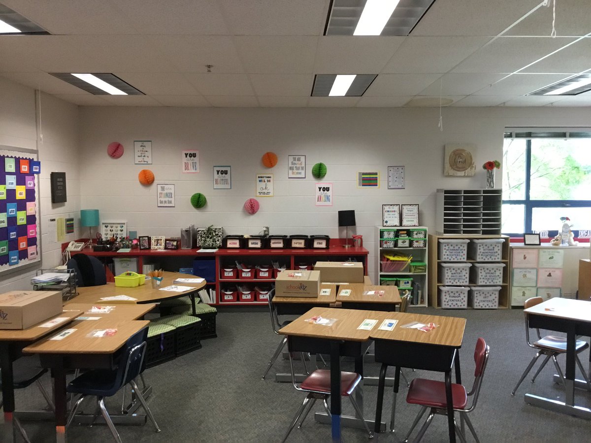 MsMacJack's tweet photo. A new year in a new room with new students only means one thing...new memories! #openhouse #sillyinsecond #phesbulldogs https://t.co/vt2rVrPGhZ