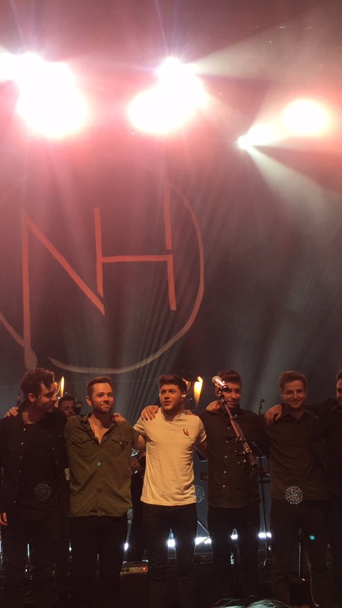 NHMXUpdates's tweet image. Niall y su banda despidiéndose al finalizar su show 😍👏👏🇬🇧

#FlickerSessionLondon 
#FlickerSessions2017 

#NHMX