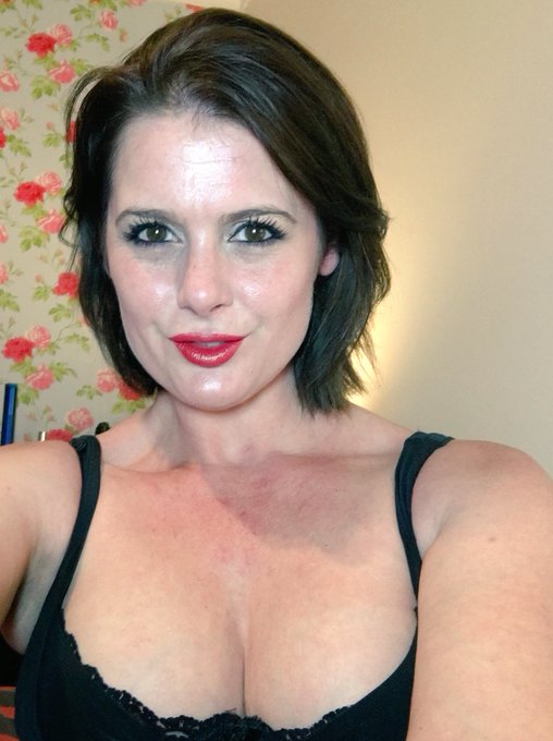 Summers over 😩 🍂🍁🌫🌧weathers cooling down but I'm not!! Cum get sum heat 4 ya 🍆 💦💦! Hot as always guys