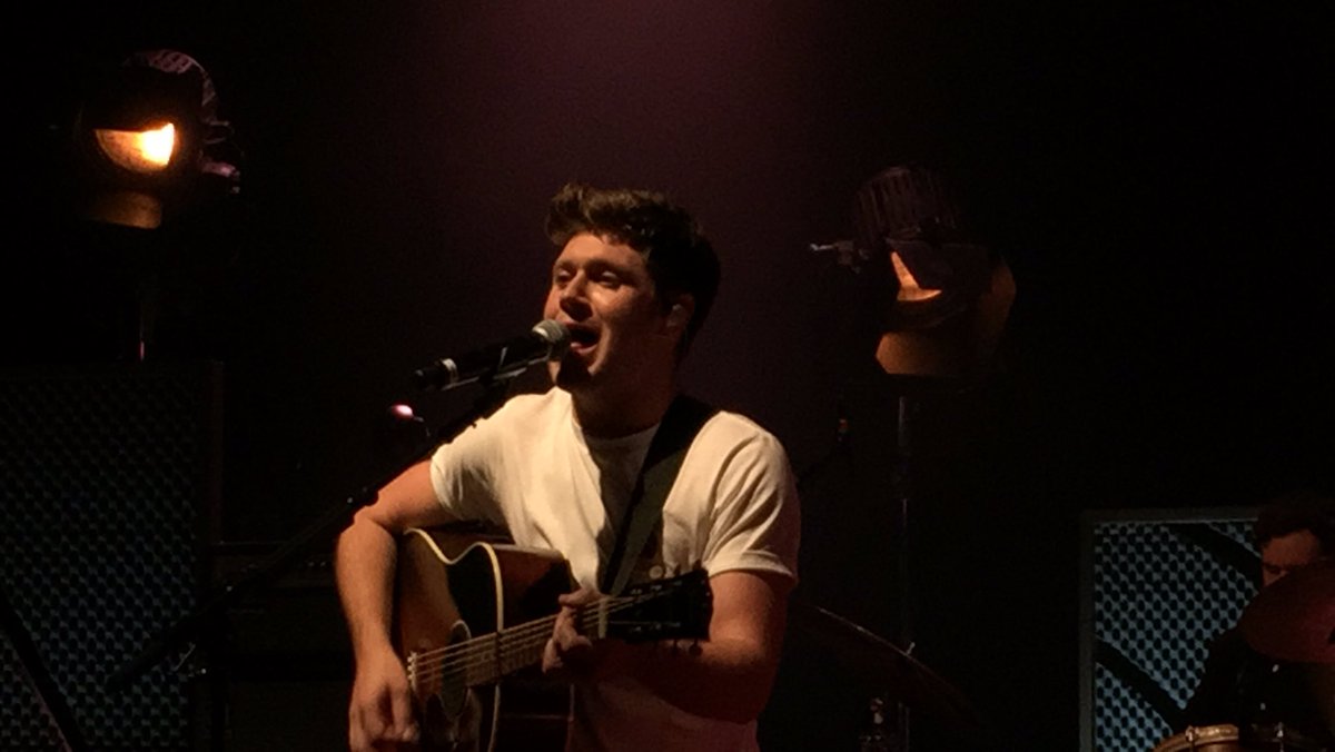 ksjxshua's tweet photo. thank you so much for tonight, the album is just so amazing, I want it out already!!!! I love you @NiallOfficial #FlickerSession2017 https://t.co/1mx3Emp99Y