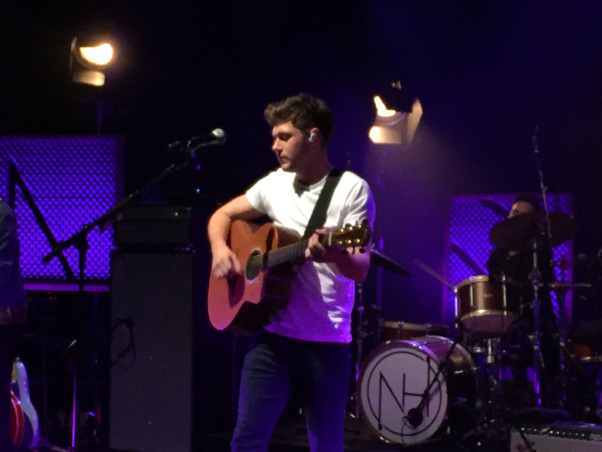 ksjxshua's tweet photo. thank you so much for tonight, the album is just so amazing, I want it out already!!!! I love you @NiallOfficial #FlickerSession2017 https://t.co/1mx3Emp99Y