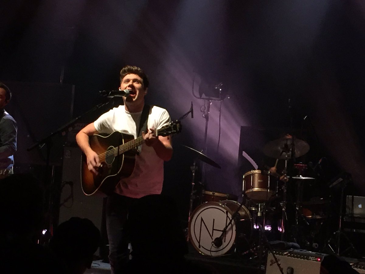 ksjxshua's tweet photo. thank you so much for tonight, the album is just so amazing, I want it out already!!!! I love you @NiallOfficial #FlickerSession2017 https://t.co/1mx3Emp99Y