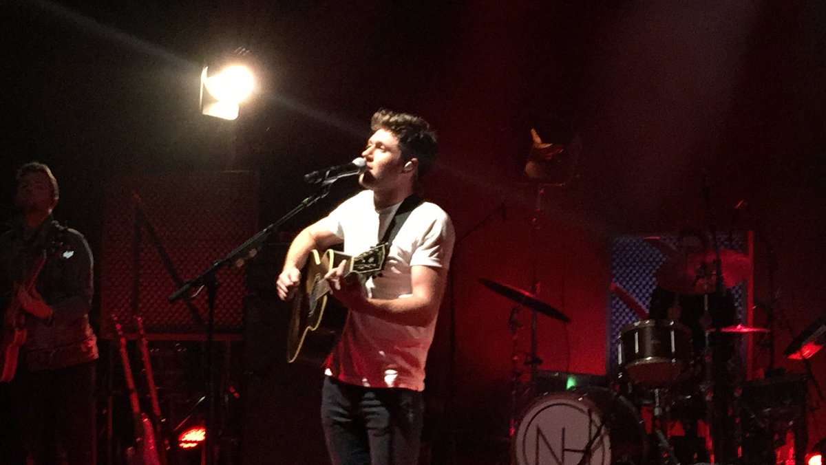 ksjxshua's tweet photo. thank you so much for tonight, the album is just so amazing, I want it out already!!!! I love you @NiallOfficial #FlickerSession2017 https://t.co/1mx3Emp99Y