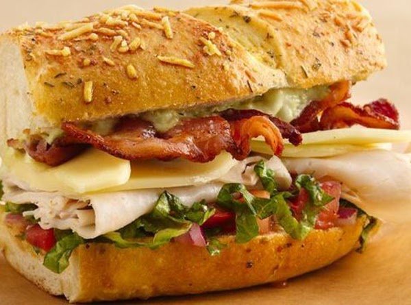 PamelaNoakes's tweet image. Turkey , ham , bacon , lettuce , tomatoe,  Havarti cheese , garlic aeoli on French bread . Named  PammyWhammy #Bitesizedbzz #Sandwichbossbzz