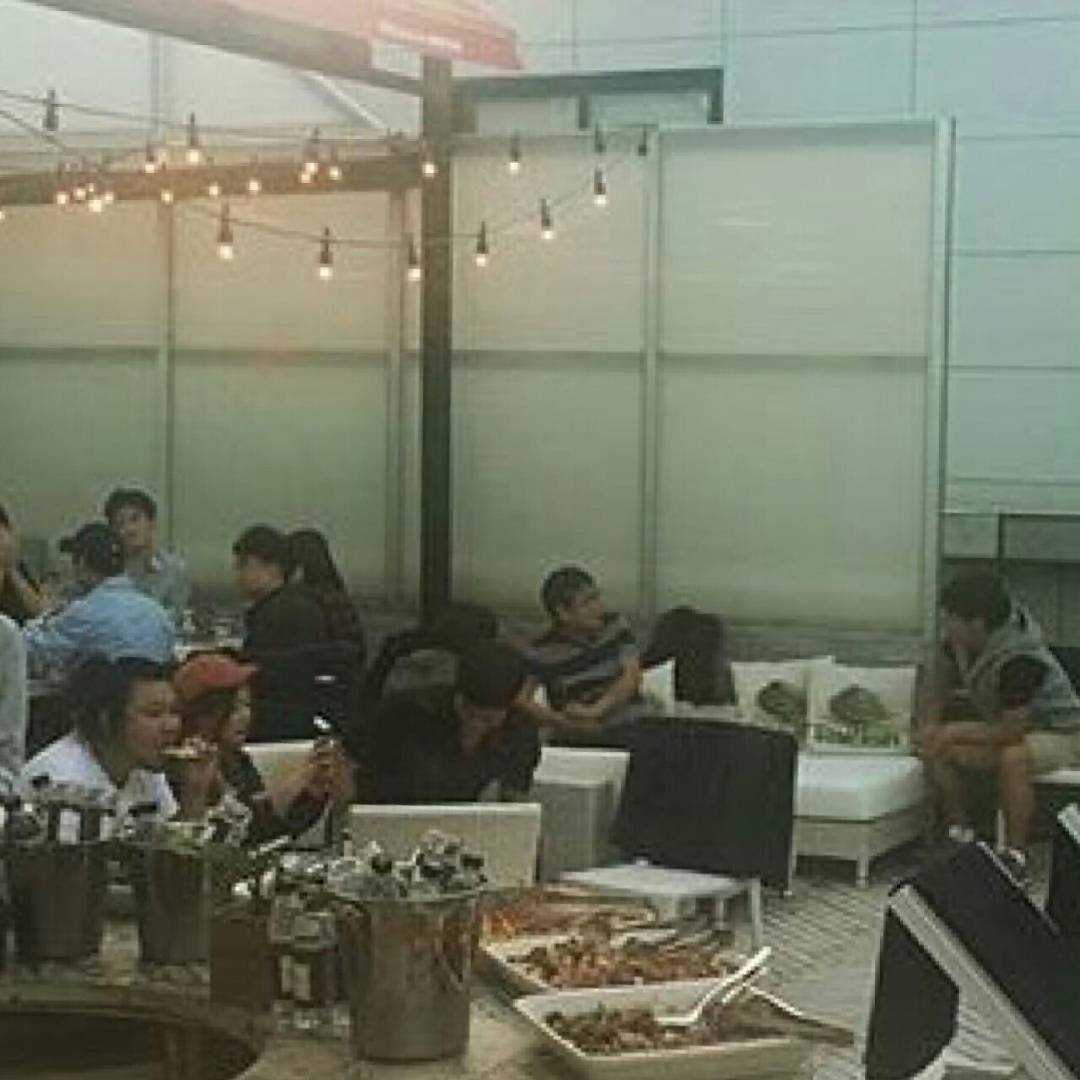 BoYoo__Couple's tweet photo. Finally! A picture that BoYoo spotted together at MDBC's 1st year anniversary last night..❤❤❤ (cr: youngsound1) https://t.co/vvuZ9PFp6p