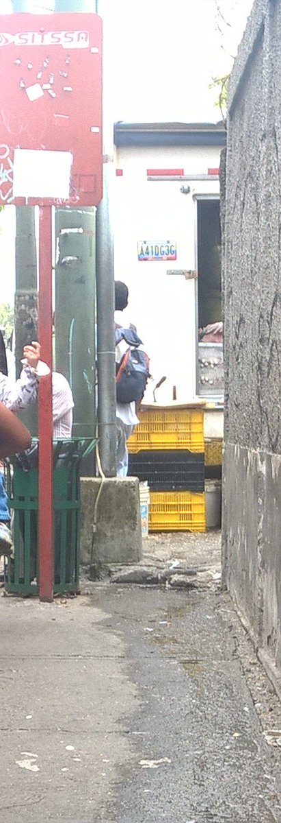 chuo2009's tweet photo. @laregionweb esta cava vende pescado en la calle 28 d octub los tqs, deja agua pestilente por en toda la calle y parada de buses, alcaldia https://t.co/TXhONIEnMj