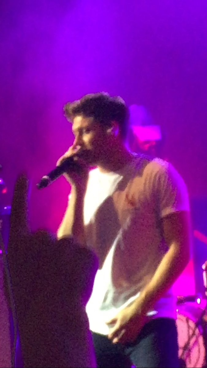 ksjxshua's tweet photo. this moment during slow hand i think my soul litteraly jumps out of my body #FlickerSession2017 https://t.co/CLPhMvKtvE