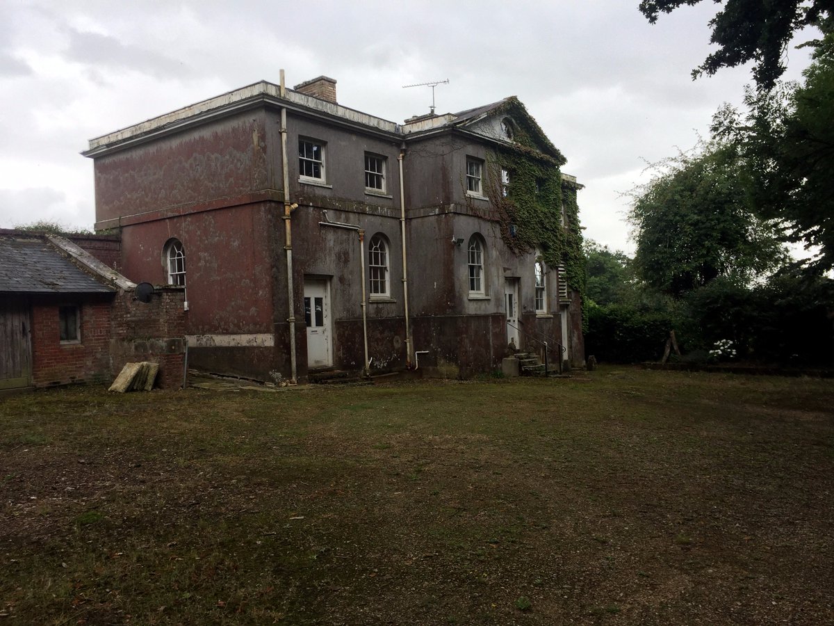 GraceMccleen's tweet photo. i have found the house of my dreams https://t.co/OFiZceiP1z