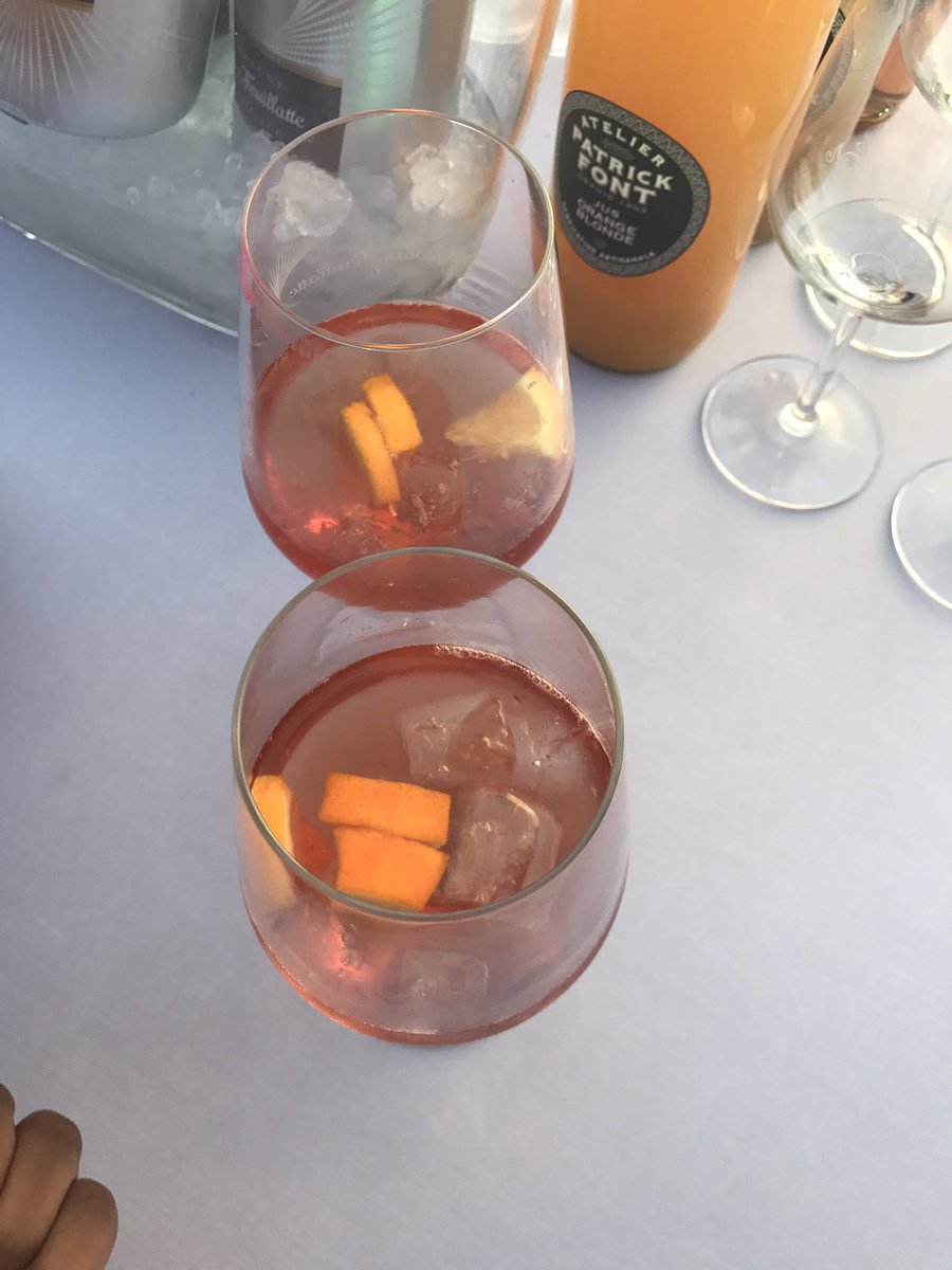 ushyndi's tweet photo. @feuillatte lançait sont nouveau #champagne aujourd'hui : #graphicice https://t.co/e8dMVv2vZY