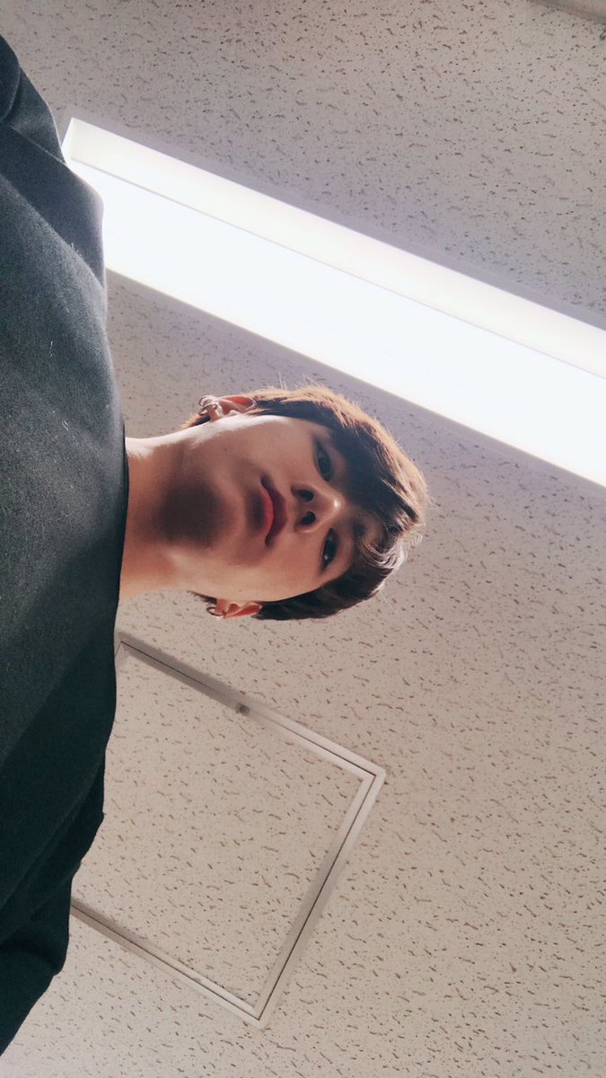 m_jk29's tweet photo. ジョングク～👦🏻💙
20歳の誕生日おめでとう👏🏽

ヒョン達から愛されて
ヒョン達を想っとって
とにかくめちゃ食べて
割とクレイジーボーイ
バラード歌うとarmyを泣かせて
ゴツゴツ歌うと興奮させて
ほんまにとにかく大好きです。
サラヘヨが何個あっても足りん。
ファイティン🔥 https://t.co/kgNYbq0NvS