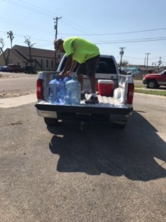 cityofcc's tweet photo. We continue to provide water to Aqua Wheels. Here you can see them distribute water to our neighbors in Rockport. https://t.co/cZKwsjEaN9