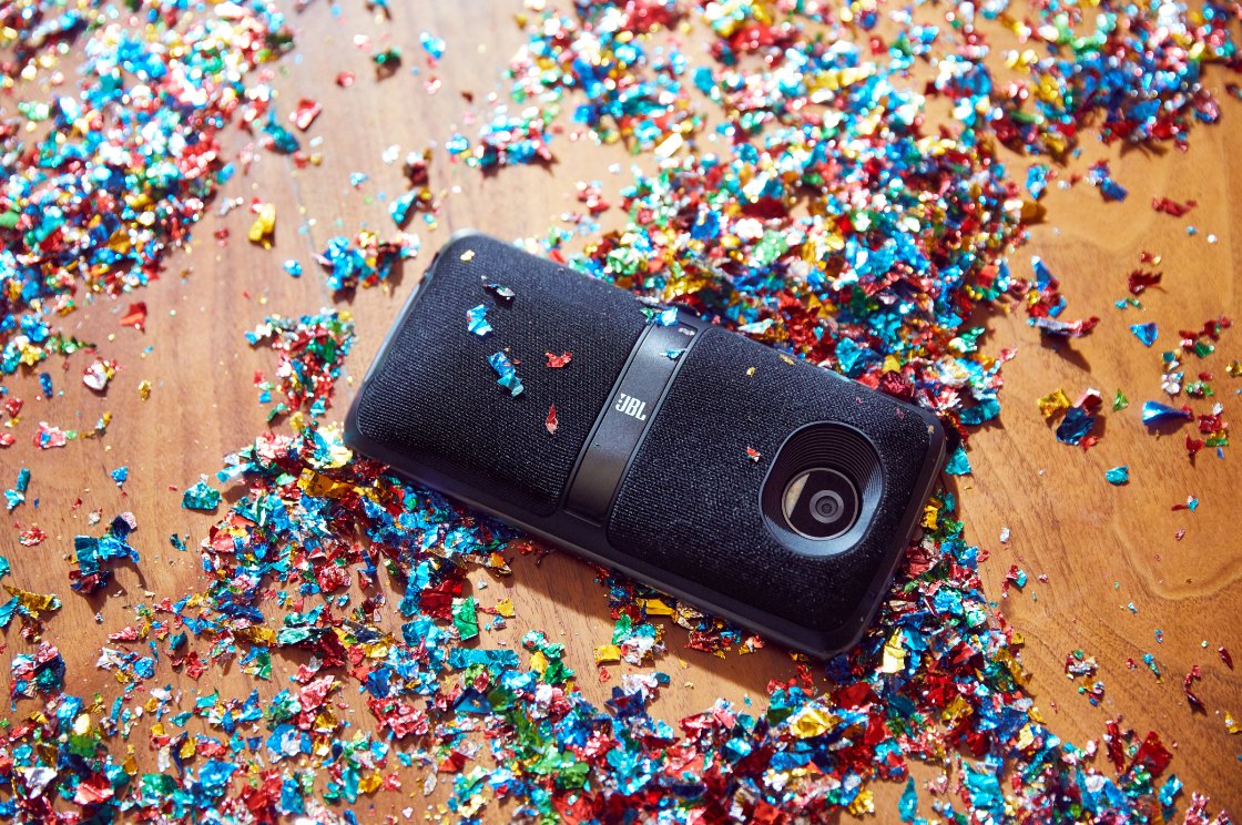MotorolaCA's tweet photo. Preparing for the long weekend? Pull out your phone, turn up the volume, and get the party started. Hello JBL stereo sound. #JBLSoundBoost2 https://t.co/d4pMhHFRIz