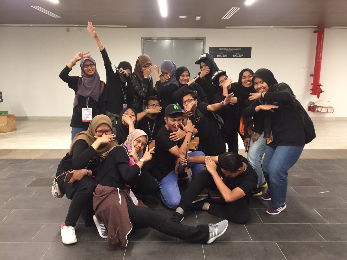 SyerraHMazlan's tweet photo. Already miss them ๐ข #SEAgame2017 #CDCrew #BangkitBersama https://t.co/G223yWE1US
