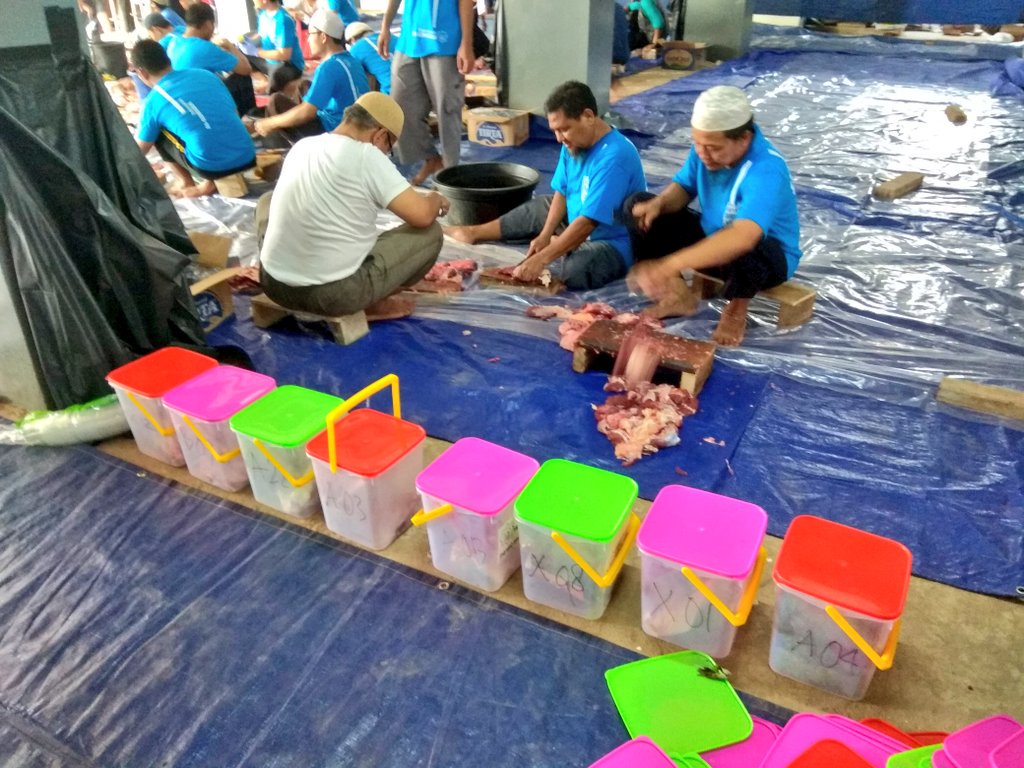 arieparikesit's tweet photo. Bagian #KambingWar / #SapiWar untuk dibawa pulang disiapkan panitia seperti ini, bagian daging sesuai permintaan. https://t.co/sCyvD860F2