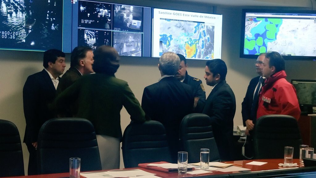 jrisco's tweet photo. - Qué pinche tragedia en Houston, está cabrón... 
- Es el deprimido de Mixcoac, jefe. https://t.co/7xImwP6mIK