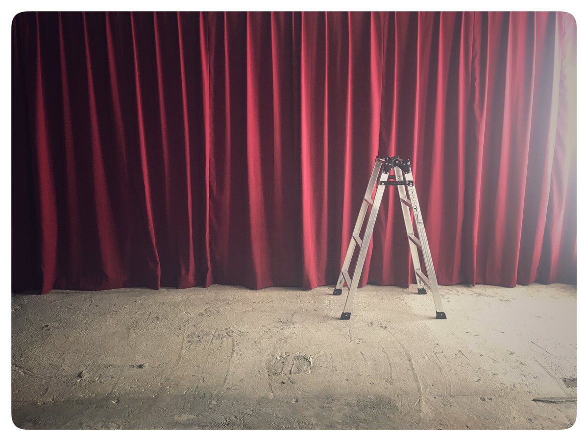 スタジオ Plotart お知らせ スタジオの廃墟エリアに赤カーテンを追加しました 重厚感があり舞台の緞帳のような質感です さらに幅450cm以上あるので大人数でも並んで撮れます 是非御利用くださいませ T Co 0uwf86ybrr Twitter