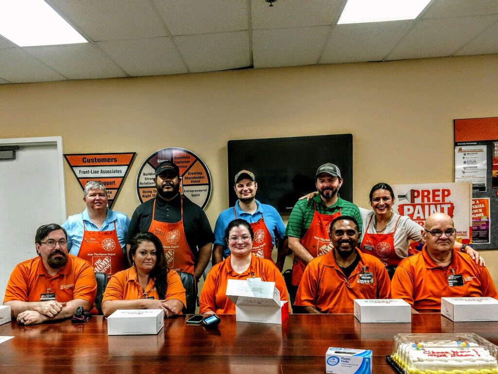D2 Celebrating MET Partnership with Store 6941. ONE TEAM ONE GOAL! <a href="/ClaudiaElizal13/">Claudia Elizalde</a> @dpinsonHDIC