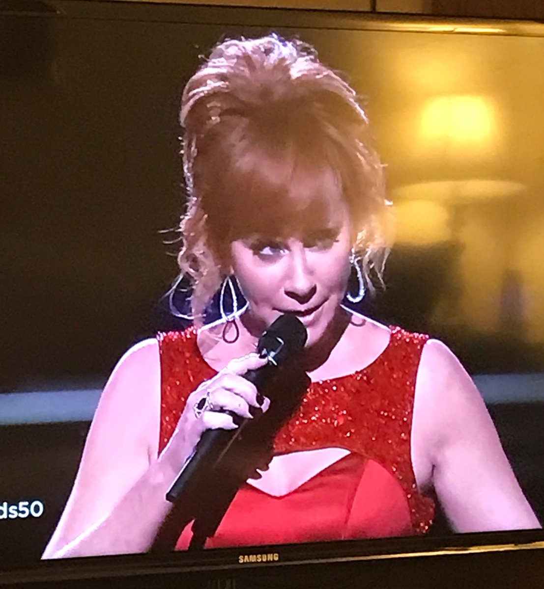 Fancyreba1's tweet photo. My fav part of #CMA50 ❤️ #REBA #QUEEN #CountryMusicRoyalty 🎶🎶🎶 #Fancy https://t.co/0fMnoVU3Xc