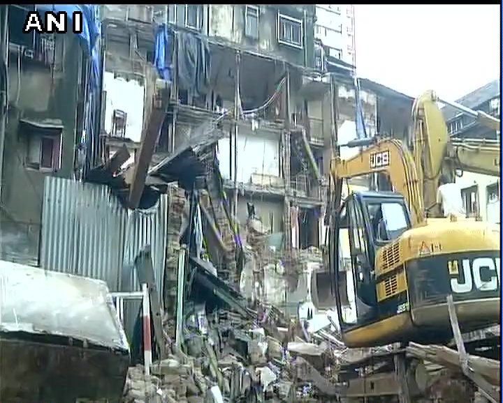 ZeeOdisha's tweet photo. #MumbaiBuildingCollapse: Overnight ops continued in Bhendi Bazar; 13 rescued safely, 31 deaths in the incident says NDRF Asst Commandant https://t.co/FNALy288JO