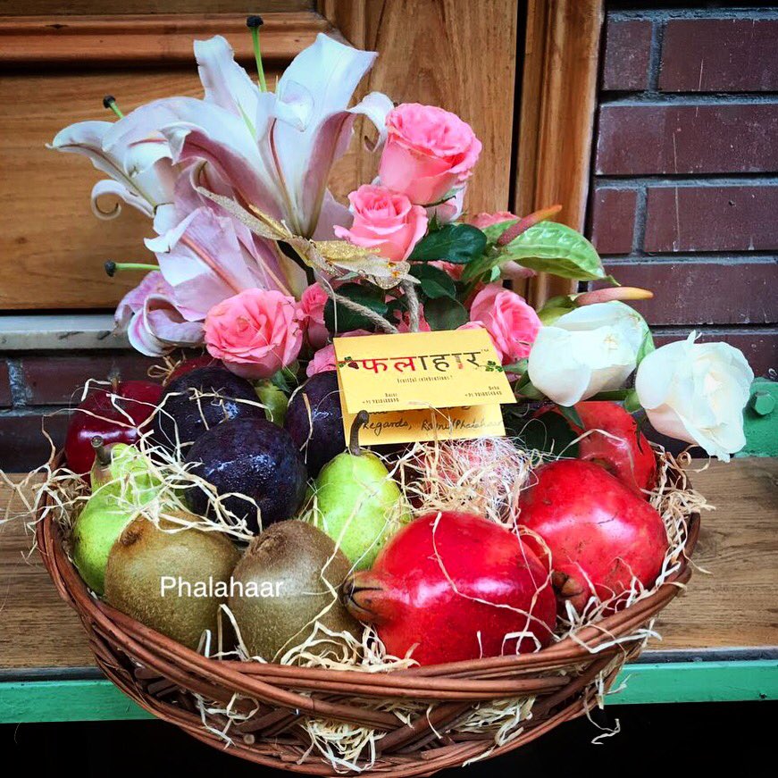 phalahaar's tweet photo. #phalahaar #fruitbouquet #lowheight #easytocarry #fruitbasket #giftforanyoccasion #assortment #customise #makeinindia #freshflowers&amp;fruits https://t.co/PH09rH2FLR