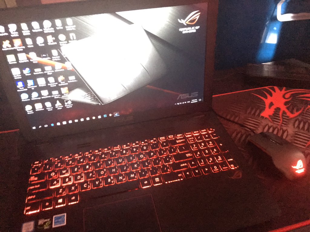 rapi_0007's tweet photo. nice pc.... slow net.... can't play😩😤 #ROG #RepublicOfGamers #GTX950M #NVIDIA #GEFORCE #ASUS #i7 https://t.co/VDB1TtDhMW