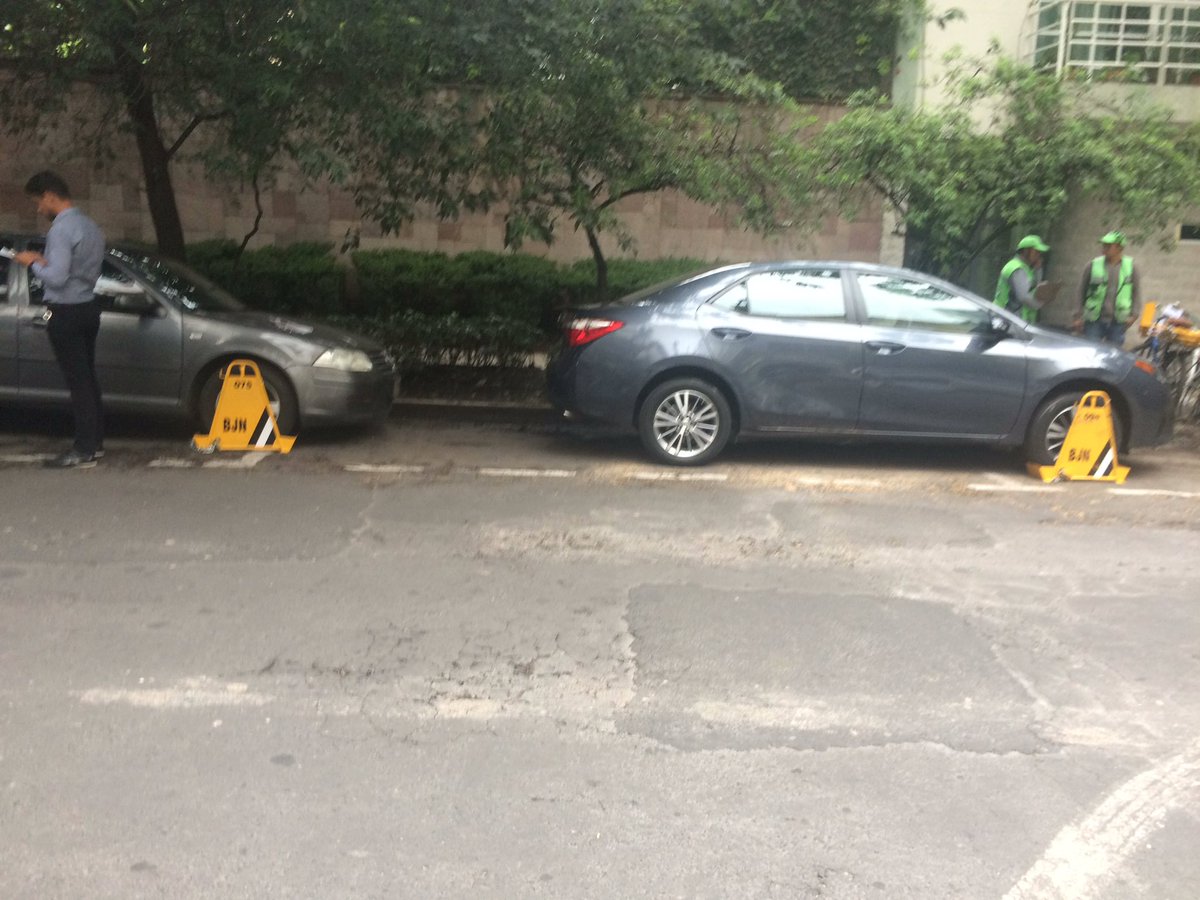 adrianabaca03's tweet photo. De nuevo sin criterio...  hay un arbol cortado adelante y obstruccion de coches atras. Meses para recobrar tu dinero y el gob sigue abusando https://t.co/vkPf7K29Oh
