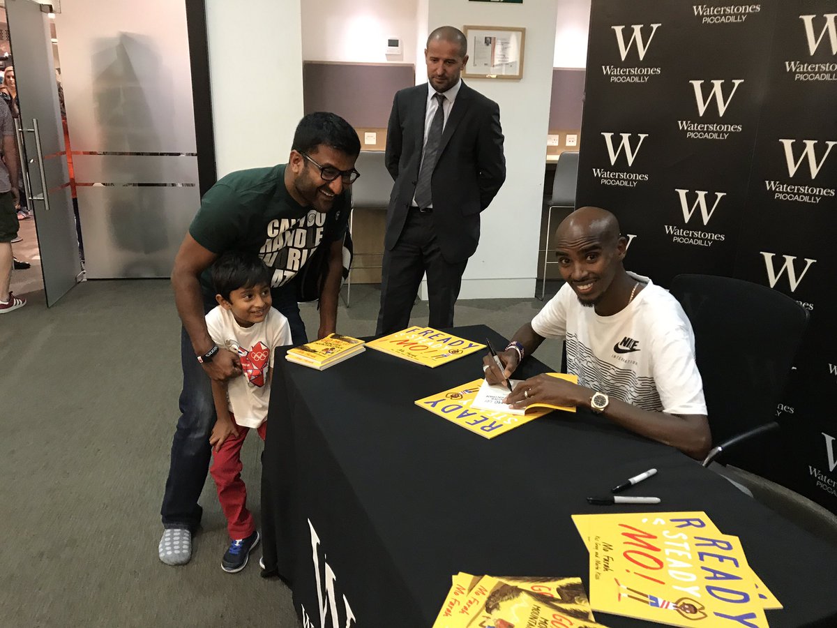 sachinraddi's tweet photo. Loved meeting you Sir Mo..@Mo_Farah..loved the books for bed time reading..#Mobot..#runwithfamily..#runintospace..#runindaylight..#runindark https://t.co/M8oOuRKasG