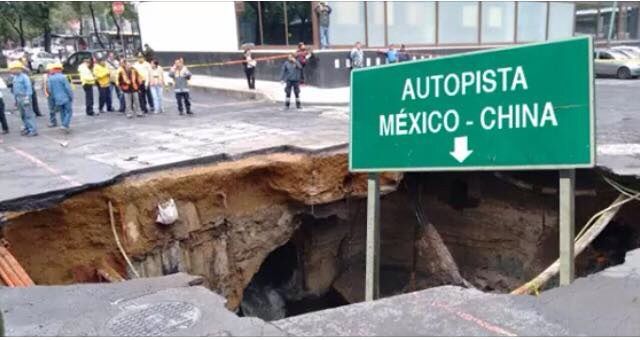 ChisteMamila's tweet photo. No es un #socavón es la nueva autopista México-China https://t.co/NFw5LuN32Y