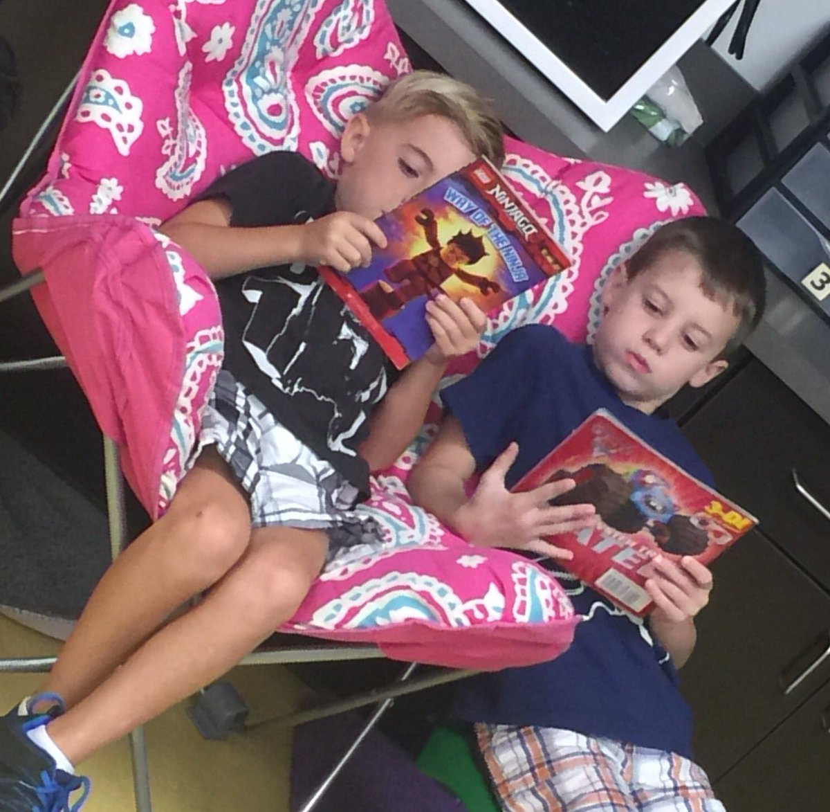 BlazerRecord's tweet photo. Reading with friends @BolinElementary #welovetoread https://t.co/JizM0PtcsW