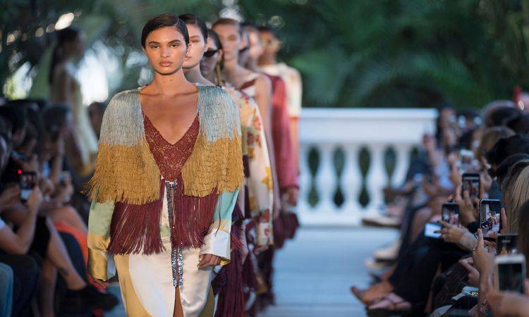 em_com's tweet photo. #SPFW44 surpreendente: conheça as razões para enxergar a moda com outros olhos https://t.co/Nd2voPitHa https://t.co/9ccCGPDGCY