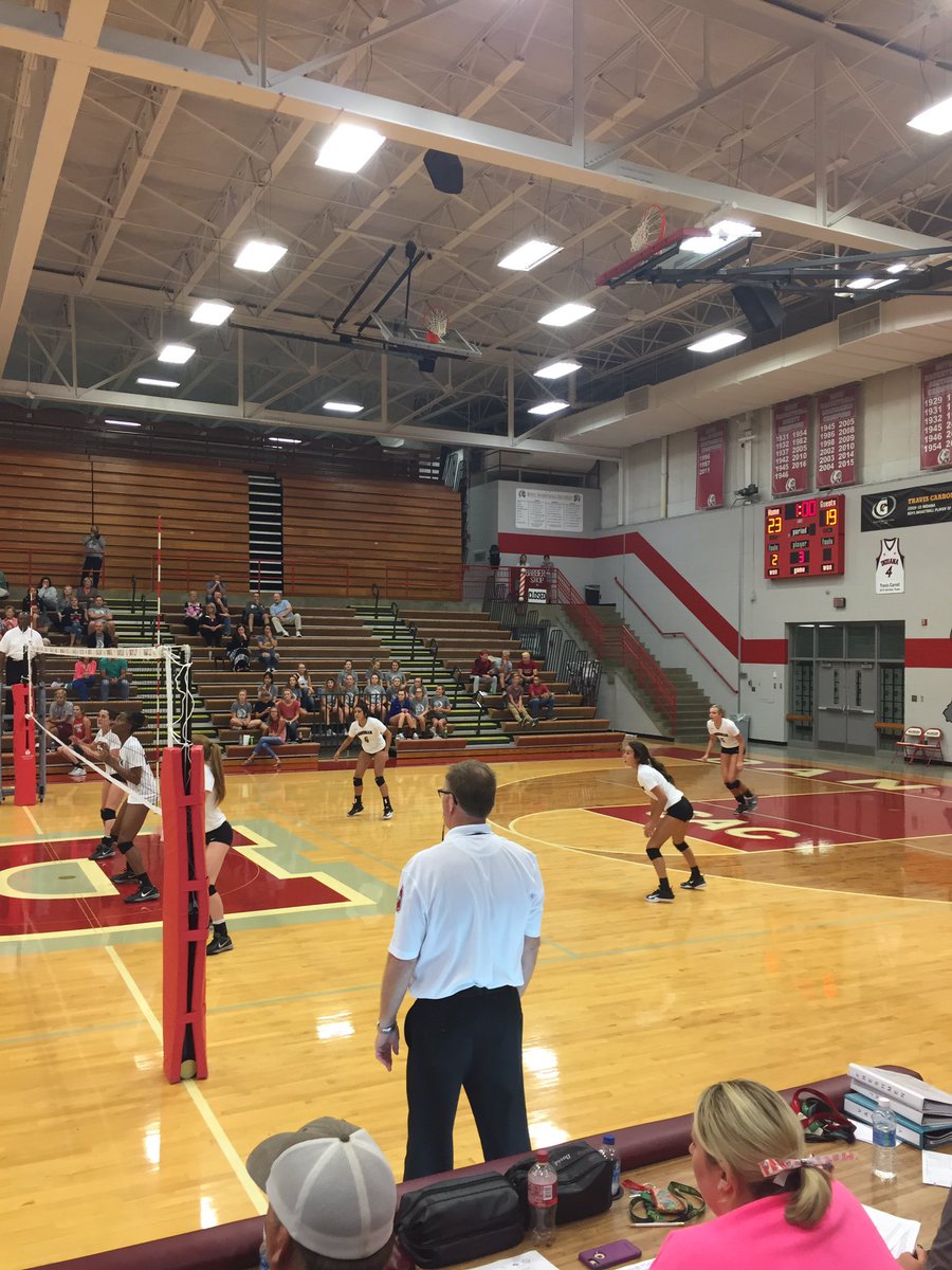 Sra_Dugan's tweet photo. 5 minutes before this picture..
Me "@lilly_chidester are you going to play?!"
Lilly "nope!" 
Congrats @DvilleVB ! #FreshmanMVP 🏐 https://t.co/mGWUSekObi