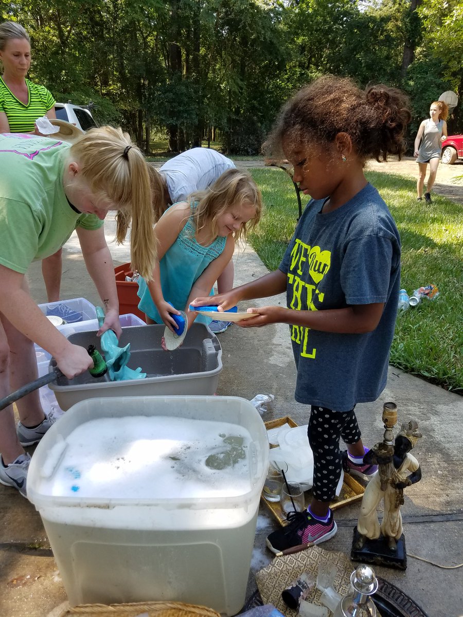 deepdishpi's tweet photo. So blessed to help w/ cleanup at the home of one of our CHS families. Even our littles were pouring out love! #conroestrong @ConroeHigh https://t.co/GbS0roo5OR